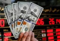 نرخ دلار در آستانه بازگشت تحریمها سر به فلک زد نرخ دلار در آستانه بازگشت تحریمها سر به فلک زد