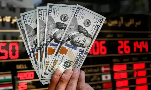نرخ دلار در آستانه بازگشت تحریمها سر به فلک زد نرخ دلار در آستانه بازگشت تحریمها سر به فلک زد