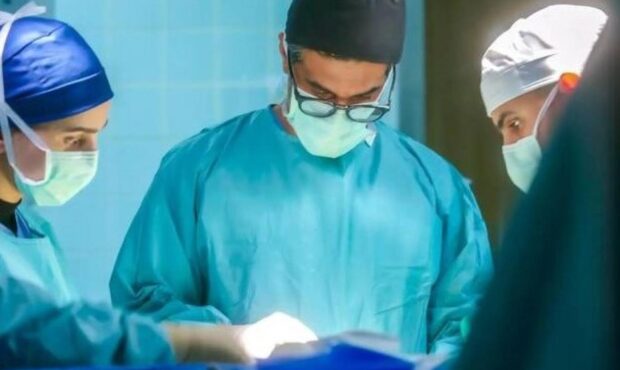 انجام اولین عمل جراحی رباتیک برداشتن تومور در عربستان انجام اولین عمل جراحی رباتیک برداشتن تومور در عربستان