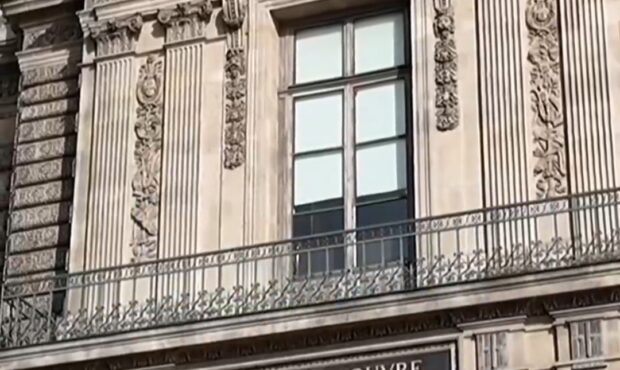 پنجره ورود دزدان به موزه لوور جاذبه گردشگری شد پنجره ورود دزدان به موزه لوور جاذبه گردشگری شد