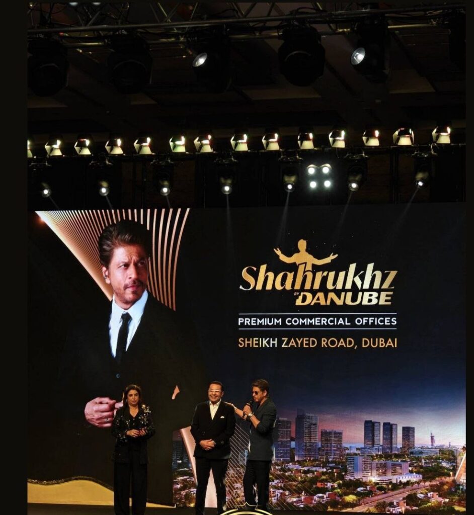 مجسمه شاهرخ‌خان در ورودی برج دبی