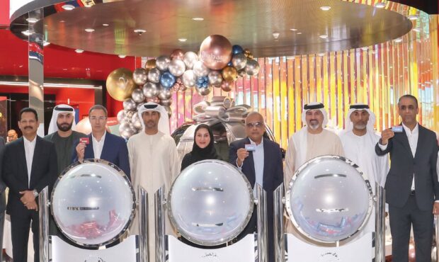 برنده خوش شانس اماراتی صاحب مرسدس بنز صفر شد برنده خوش شانس اماراتی صاحب مرسدس بنز صفر شد