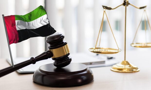 اخراج از امارات به دلیل سرقت یک دستگاه لپ‌تاپ