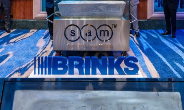 رونمایی از بزرگترین شمش نقره در امارات؛رکورد گینس شکسته شد رونمایی از بزرگترین شمش نقره در امارات؛رکورد گینس شکسته شد