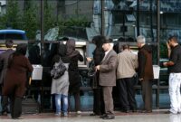 سایه جنگ و هجوم مردم برای تصاحب اسکناس‌های کاغذی